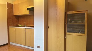 Una cocina con armarios de madera, una encimera y un fregadero.