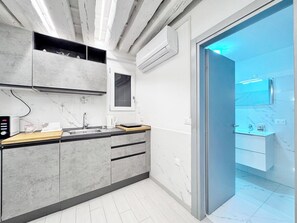 Fridge, microwave, stovetop, cookware/dishes/utensils - Appartamento dei Templari by Ca-Sa Check (Venezia)