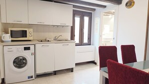 Fridge, microwave, stovetop, dishwasher - Appartamento Ca’De la Madonna by Ca-Sa Check (Venezia)