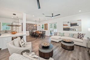 Smart TV, ping pong - Reefwood - Sleeps 21 - 2 Blocks to the Beach! (Destin)