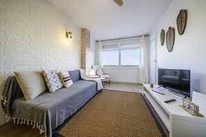 TV - HomeHolidaysRentals Pinedalovers - Costa Barcelona (Pineda de Mar)