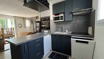 Jääkaappi, mikroaaltouuni, uuni, liesi