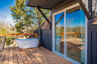 The Honey Pot: A Tiny Pyramid Suite-Outdoor Shower