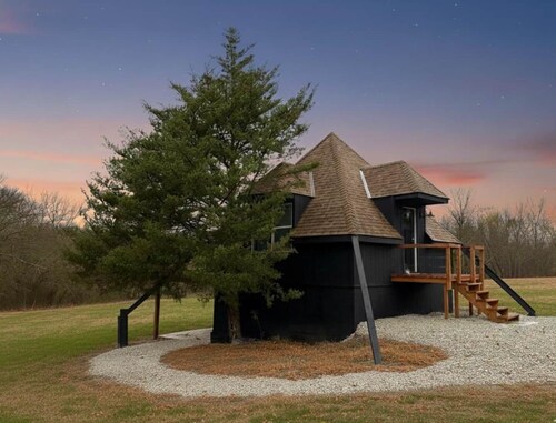 The Honey Pot: A Tiny Pyramid Suite for Two