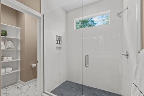 Dusche, Haartrockner, Handtücher, Seife