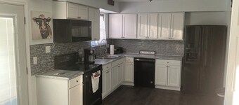 PERFECT MIAMI STAY 4-bedroom 2 bath with luxury shower in O