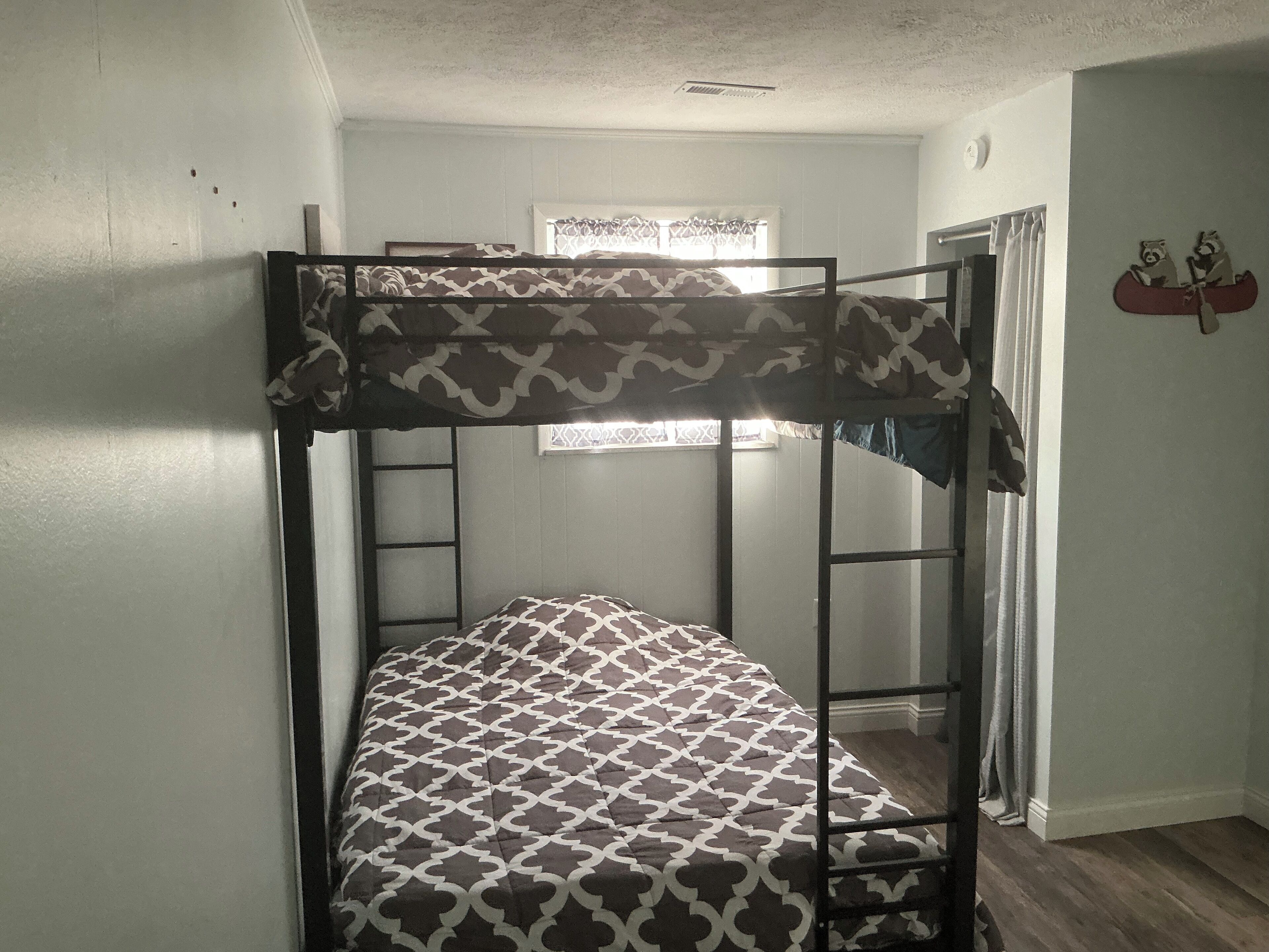 4 bedrooms, iron/ironing board, free WiFi, bed sheets