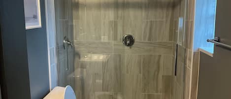 Dusche, Haartrockner, Handtücher, Toilettenpapier