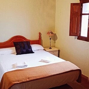 8 bedrooms, WiFi, bed sheets