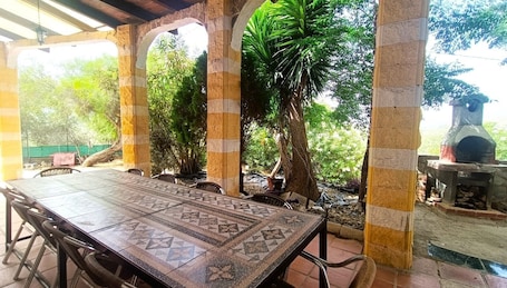 Outdoor dining. Country House 'Cucazorra' with Mountain View, Wi-Fi and Air Conditioning