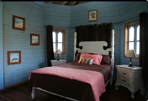 2 bedrooms, iron/ironing board, WiFi, bed sheets - 2-bedroom cottage. Under 5 mins walk to the beach in the quiet Old Wharf area (Treasure Beach)