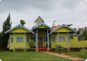 Exterior - 2-bedroom cottage. Under 5 mins walk to the beach in the quiet Old Wharf area (Treasure Beach)