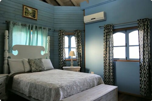 2-bedroom cottage. Under 5 mins walk to the beach in the quiet Old Wharf area