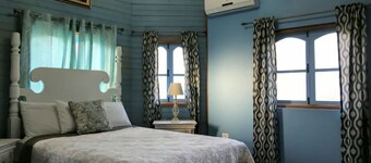 2-bedroom cottage. Under 5 mins walk to the beach in the quiet Old Wharf area