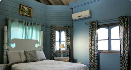 2-bedroom cottage. Under 5 mins walk to the beach in the quiet Old Wharf area