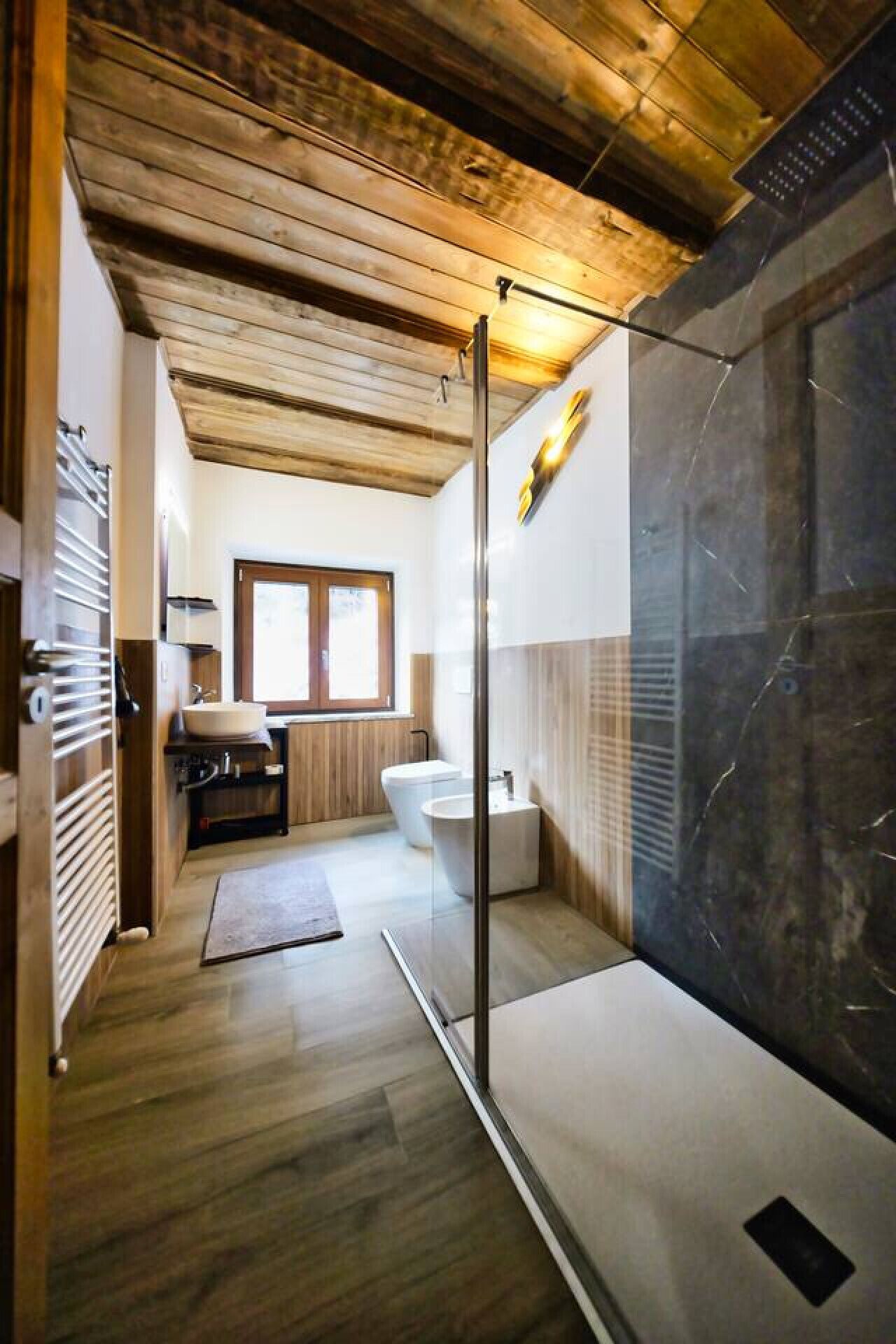 Douche, sèche-cheveux, bidet, serviettes fournies