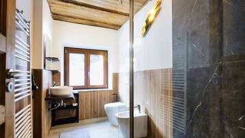 Douche, sèche-cheveux, bidet, serviettes fournies