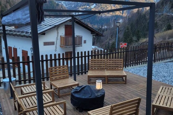 Giardino con barbecue