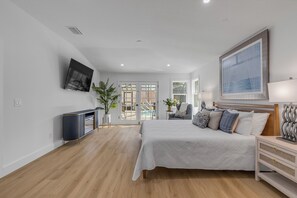 4 bedrooms, iron/ironing board, WiFi, bed sheets - Family Pool House • Sleeps 8 • Space to Relax (Port Orange)