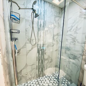 Shower, hair dryer, towels, toilet paper - Cozy 2-bedroom house in serene North Lauderdale with Pool (North Lauderdale)
