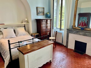 5 habitaciones, tabla de planchar con plancha, wifi y ropa de cama 
