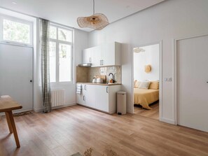 1 bedroom, WiFi, bed sheets - A modern, renovated apartment near Metro Line 2 (Paris)