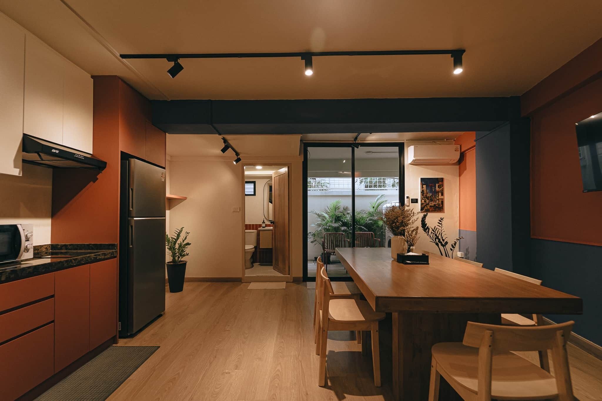 Réfrigérateur, micro-ondes, plaque de cuisson