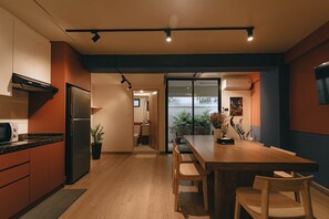 Réfrigérateur, micro-ondes, plaque de cuisson