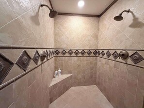 Regadera, secadora de cabello, toallas, shampoo 