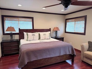 Escritorio, tabla de planchar con plancha, wifi gratis y ropa de cama 