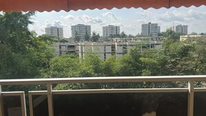 Blick auf ein Wohngebiet mit mehreren Mehrfamilienhäusern und dichter Bepflanzung.