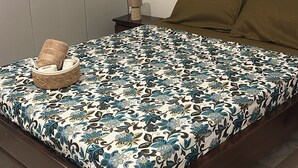 Ein Schlafzimmer mit Bett, Nachttisch, Lampe und Kleiderschrank.