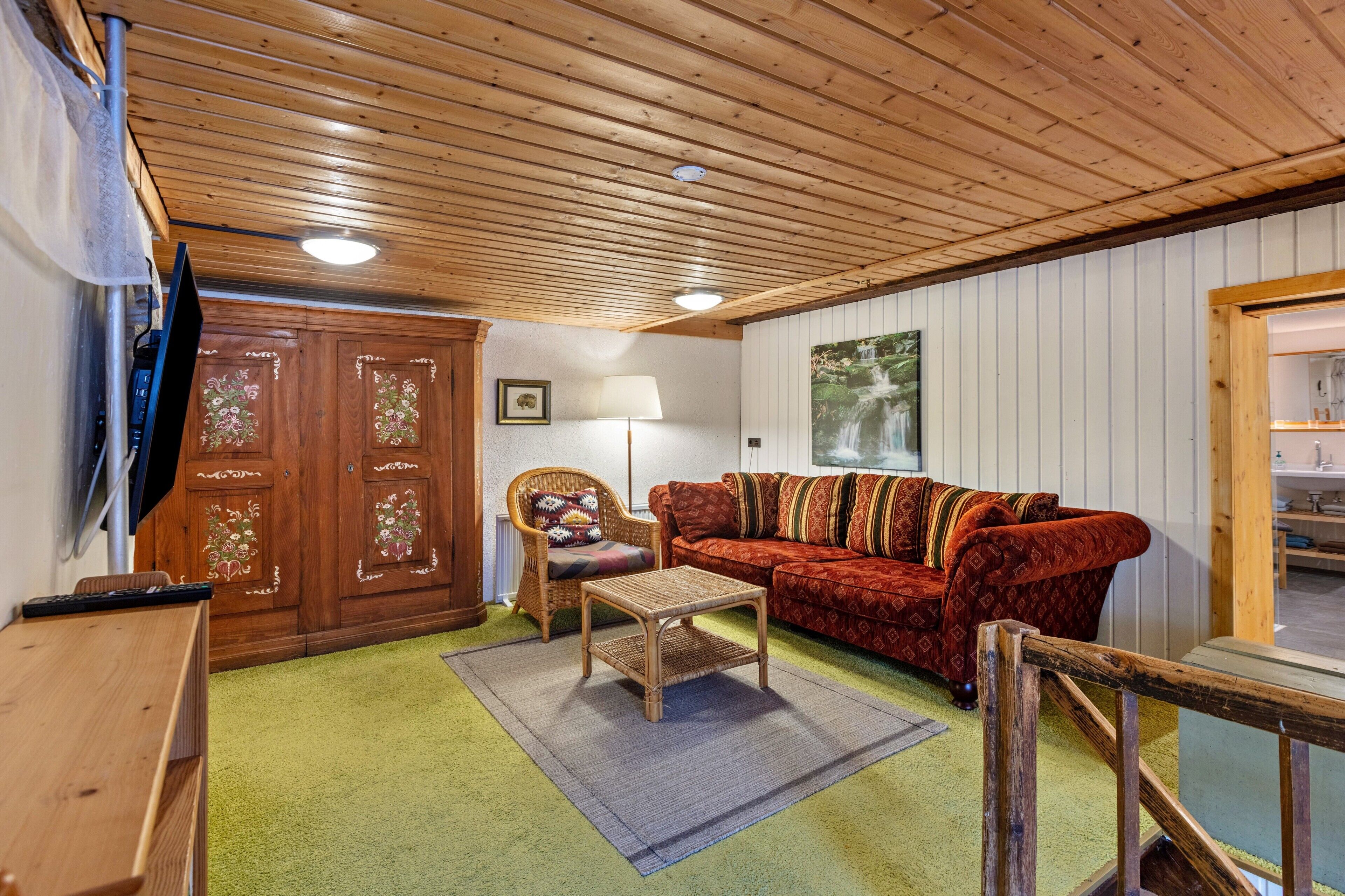 Fernseher, Kamin, Stereoanlage