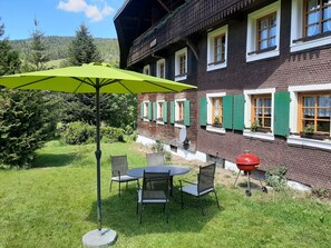 Outdoor dining - Apartment 'Bachrainhof 1' with Mountain View, Private Garden and Wi-Fi (Sankt Blasien)
