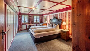 Une chambre à coucher avec un grand lit, un bureau et une armoire.