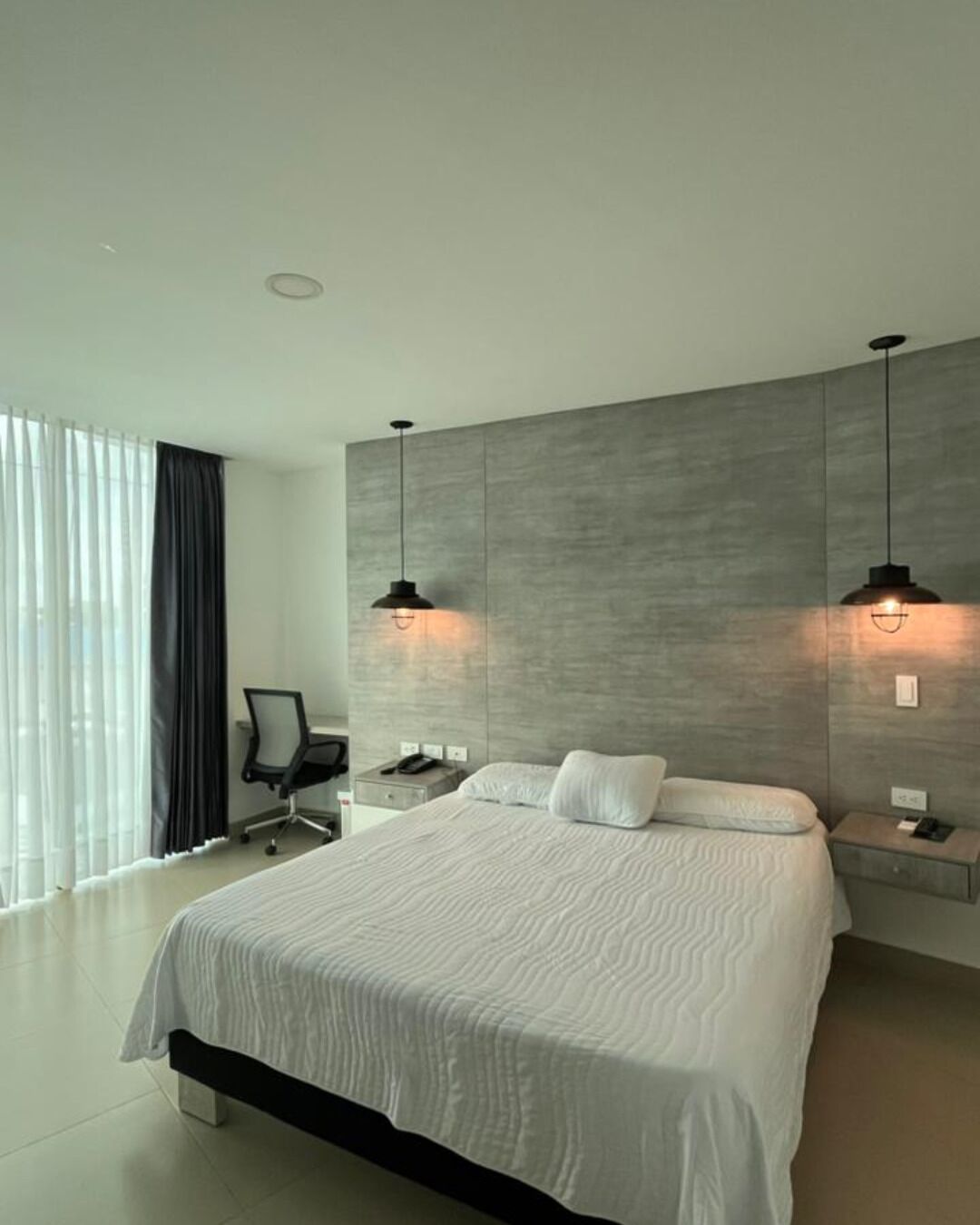 Enkeltrom – junior | Skrivebord, skrivebord for bærbar PC, lydisolert og wi-fi (inkludert)