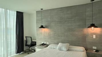 Enkeltrom – junior | Skrivebord, skrivebord for bærbar PC, lydisolert og wi-fi (inkludert)