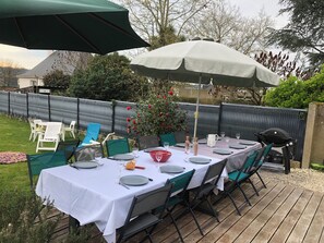 Outdoor dining - Large family home in the heart of Redon near the train station (Redon)