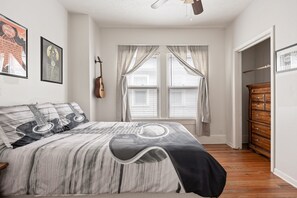 4 bedrooms, desk, iron/ironing board, travel cot - Lockerbie Townhome | Steps to Mass Ave | Sleeps 8! (Indianapolis)
