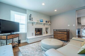 TV, caminetto, studio