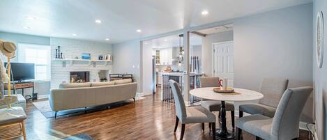 Televisión, chimenea y oficina