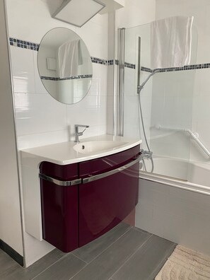 Chuveiro, toalhas de banho