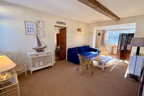 TV, fireplace, books - Charming renovated farmhouse - sleeps 6 (Boismont)