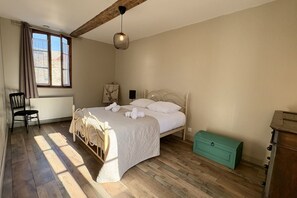 3 bedrooms, desk, iron/ironing board, travel cot - Charming renovated farmhouse - sleeps 6 (Boismont)