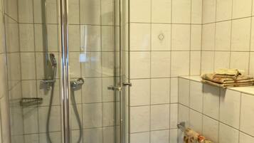 Dusche, Handtücher, Seife, Toilettenpapier