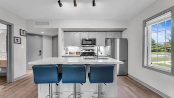 Kylskåp, mikrovågsugn, ugn och spishäll