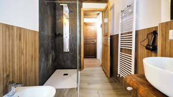 Douche, sĂšche-cheveux, bidet, savon