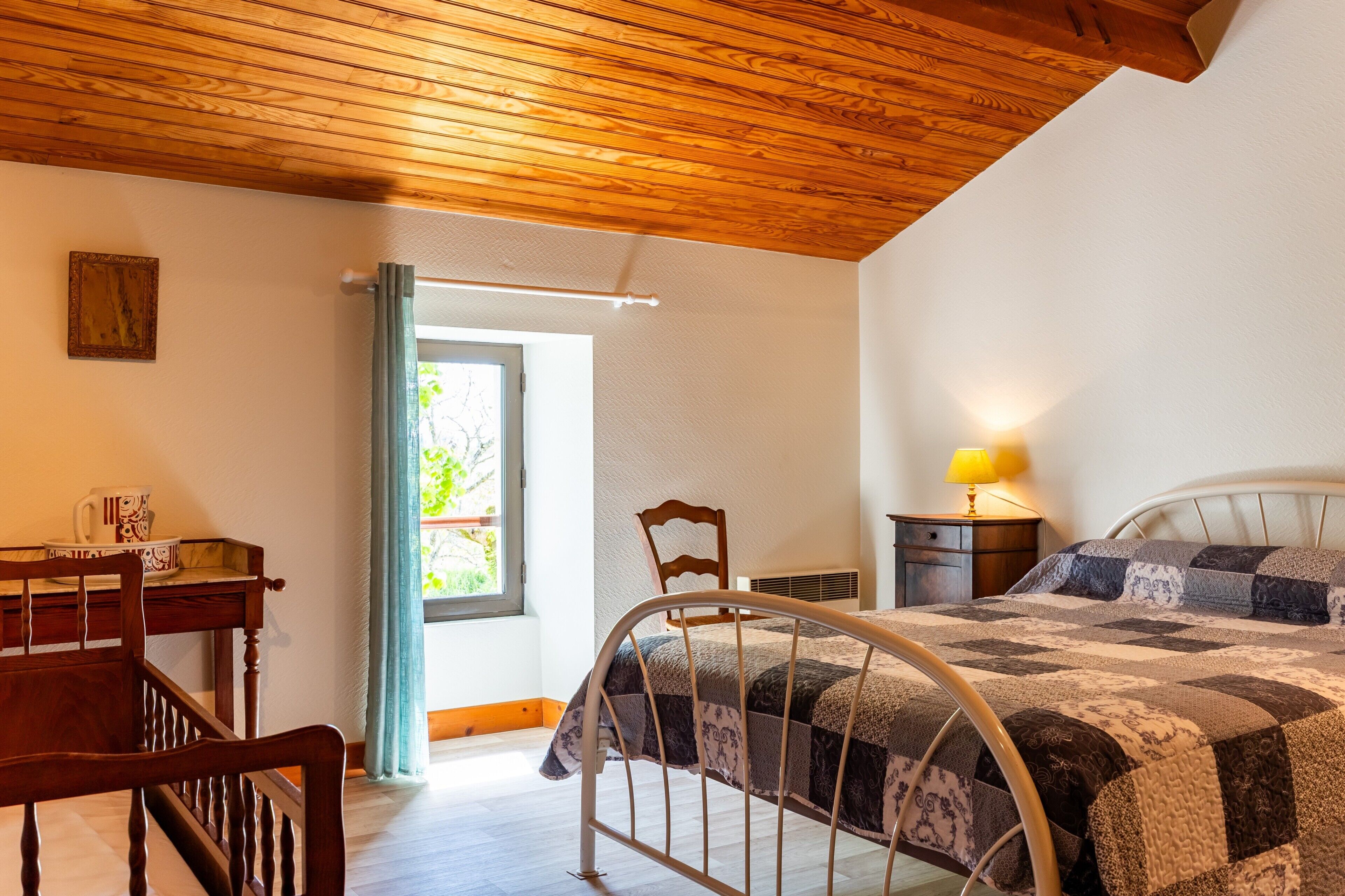 2 habitaciones, tabla de planchar con plancha, wifi y ropa de cama 