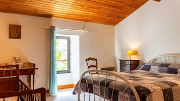 2 habitaciones, tabla de planchar con plancha, wifi y ropa de cama