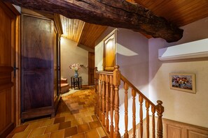 Interior - Guest Rooms 'La Maison de Piquereau' with Shared Pool, Wi-Fi, and Air Conditioning (Sauveterre-de-Guyenne)